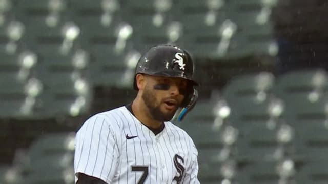 Late Rally Lifts Chicago White Sox Over Astros in Rain-Shortened Game