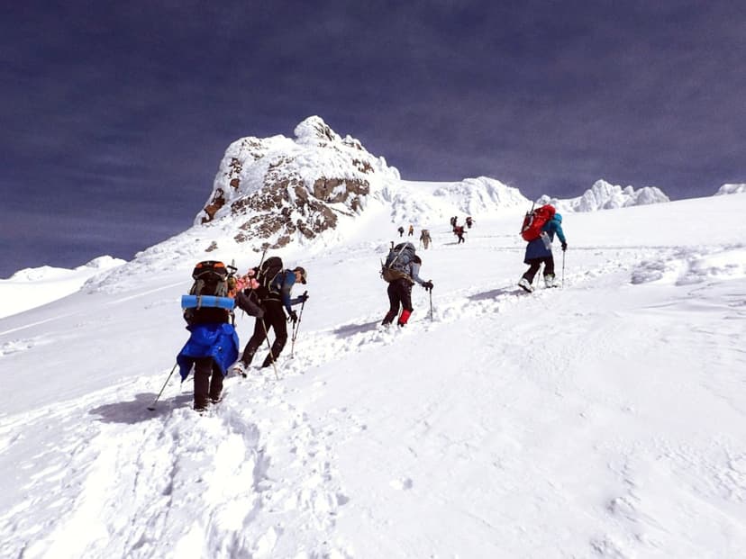 Weekend Snowfall Expected in Oregon Cascades, Impacting Mountain Activities