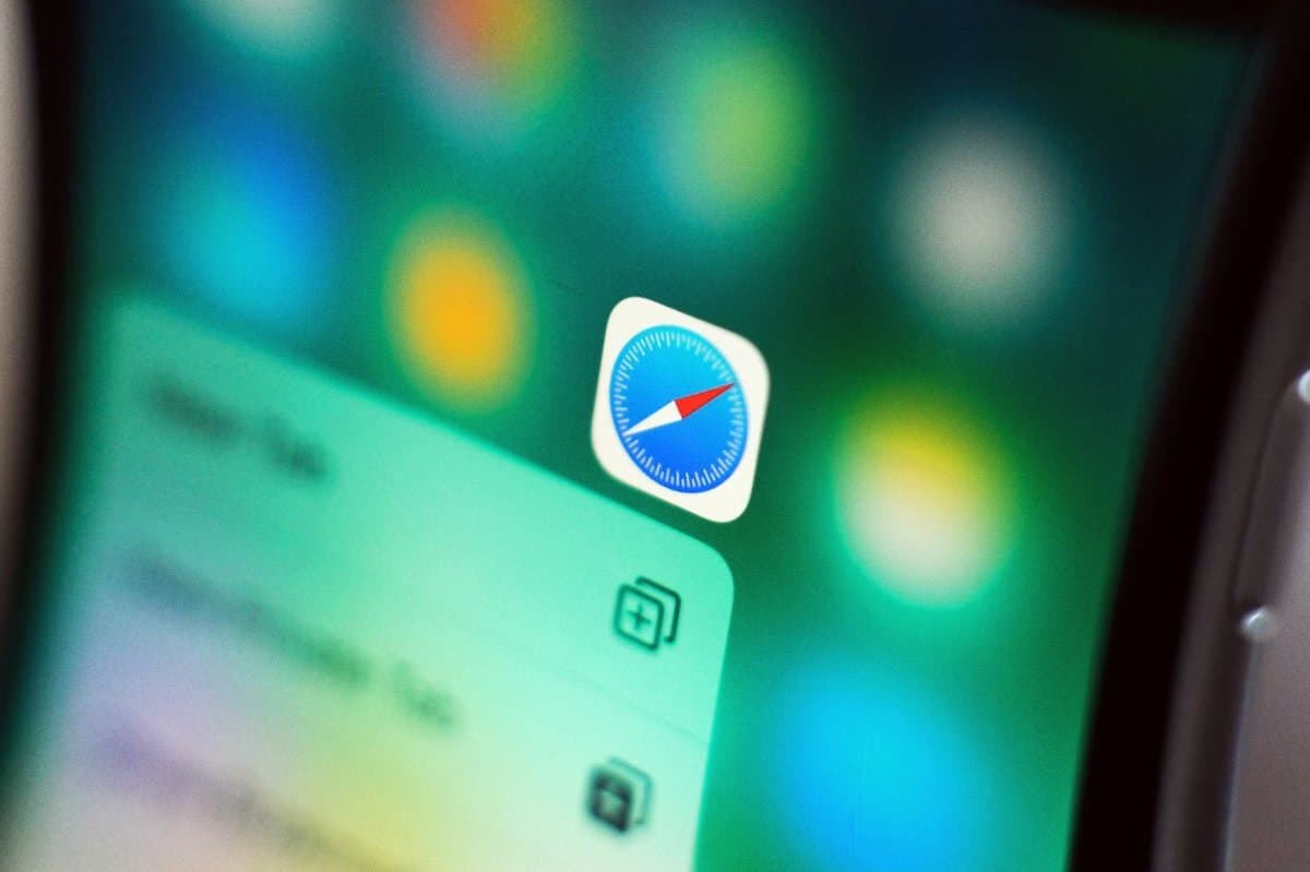 Apple Weighs AI Search Shift Over Google Deal, Impacting Alphabet Stock