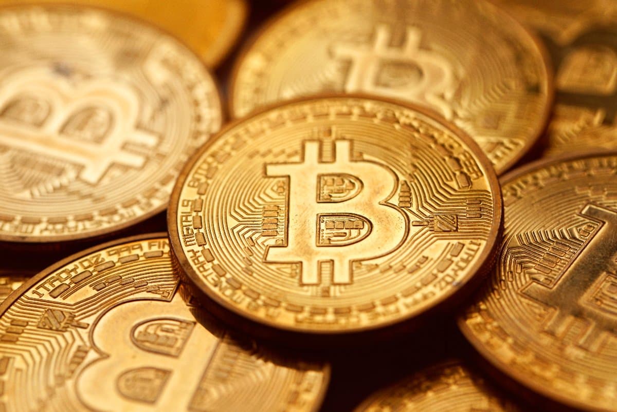 Standard Chartered Analyst Raises BTC Price Forecast Above $120,000